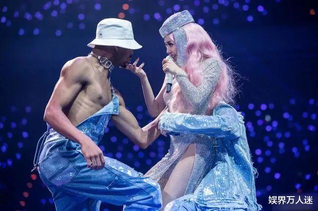 演唱会|蔡依林裙子开到胯部，她直接在舞台换衣服，细数明星演唱会骚操作