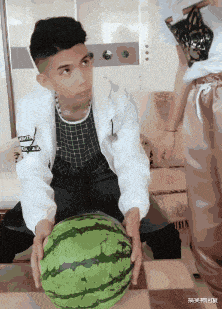 搞笑神回复|搞笑GIF趣图：用头开西瓜的男人