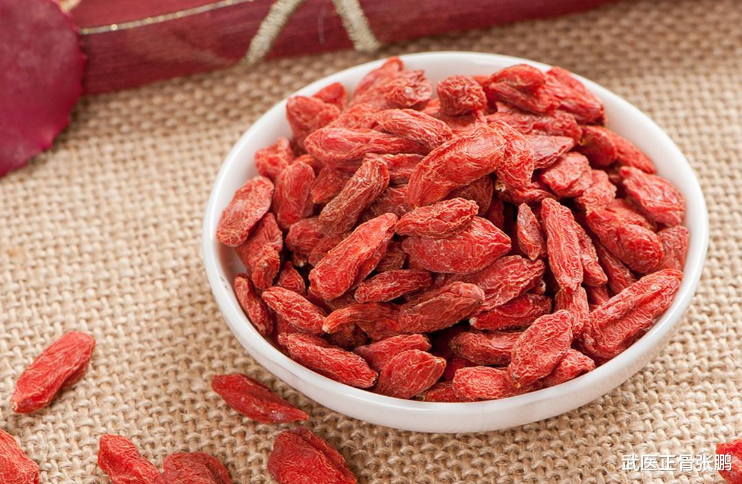 失眠|神经内科医生:经常失眠的人,谨记“忌2黑、吃2红”,酣睡一整晚