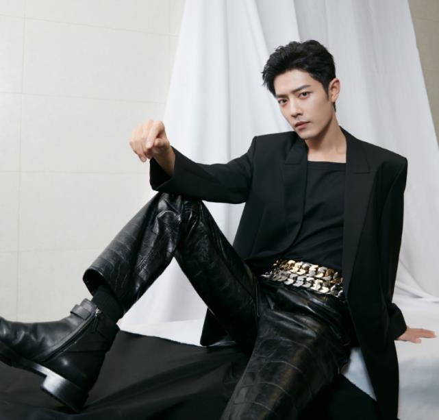 肖战|肖战因颜值登世界日报，身材与颜值被公认最佳，成首位夺冠亚洲人