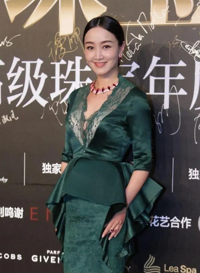 赵子琪|45岁赵子琪撞衫42岁的佟大为妻子关悦,居然觉得赵子琪更贵气