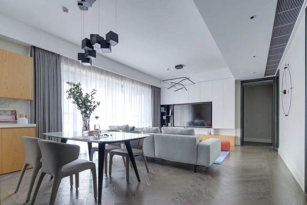 砸开半面墙露出大厨房，这个148m2小三房好看又实用！