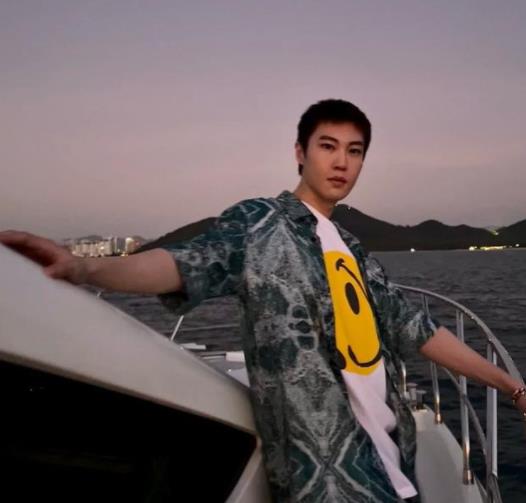 赵本山|赵本山准女婿晒同居视频，被嘲长相像奥特曼，积极回应被赞高情商