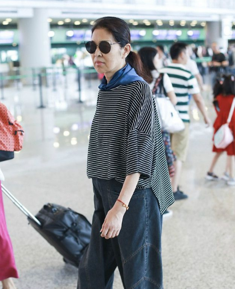 潮帮先生|倪萍走机场被怼脸拍,跟精修图比差距大,果然瘦太多就容易显憔悴