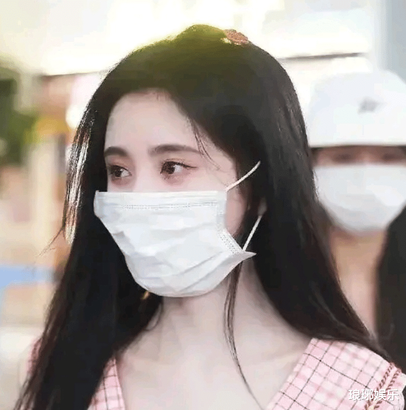 鞠婧祎|罗云熙模仿鞠婧祎，戴大口罩在机场被吐槽，一个小细节却拉回好感
