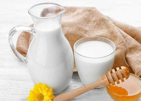 为什么人类会在几千种哺乳动物中选择牛的奶?
