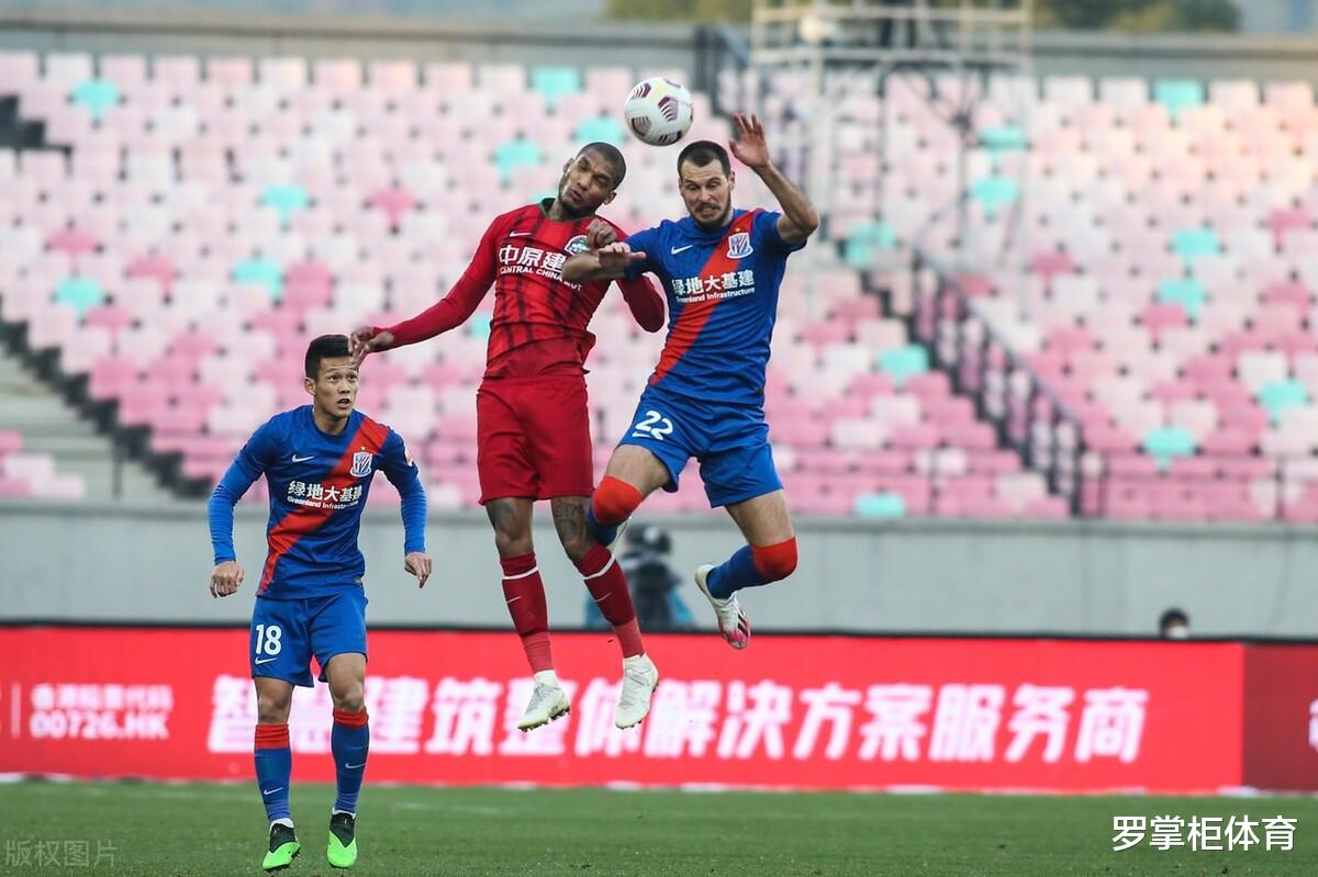 上海申花|中超爭(zhēng)議判罰！申花外援故意推倒對(duì)手，沒(méi)給紅牌，被推方卻吃黃牌