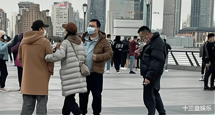 黄渤|黄渤辟谣挽手的是经纪人，网友：理解不了手挽手的男女同事关系