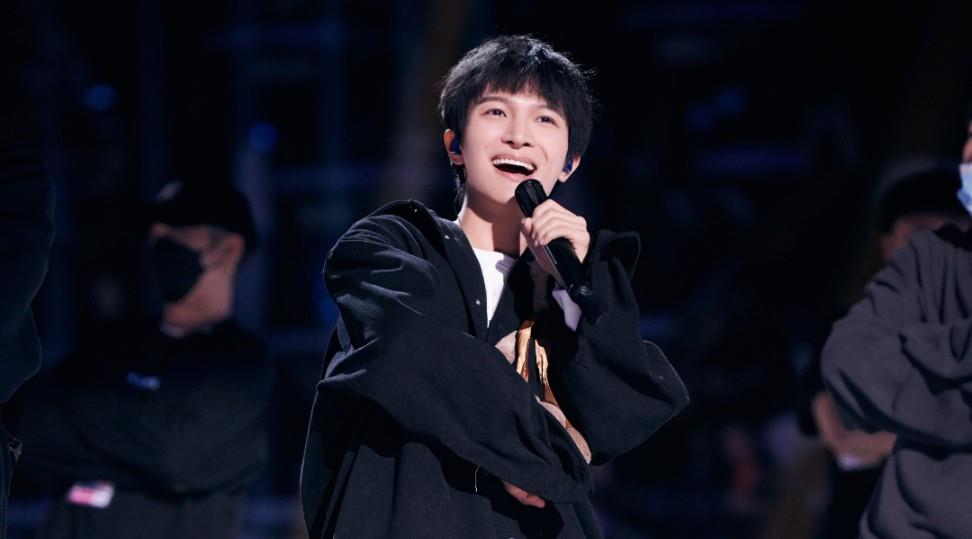 江苏卫视|江苏卫视跨年晚会节目单出炉：周深邓丽君合唱，压轴嘉宾换他两