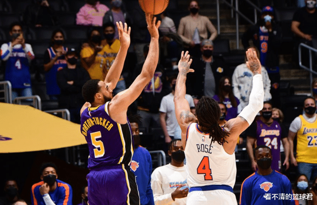 湖人隊|湖人有多拼？莊神賽后直接用桶喝水！濃眉：把所有情緒發泄到場上