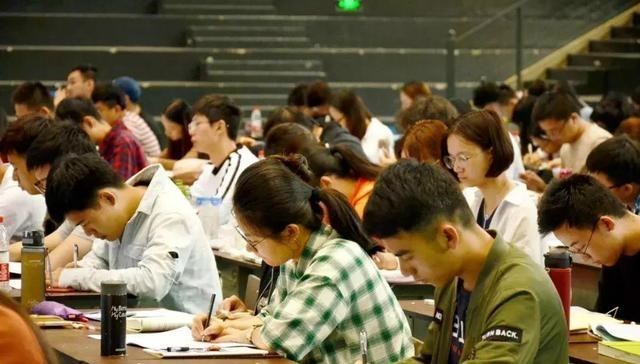 大学生|2021年铁饭碗工作吃香排行榜，公务员竟然跌出前五，榜首毋庸置疑