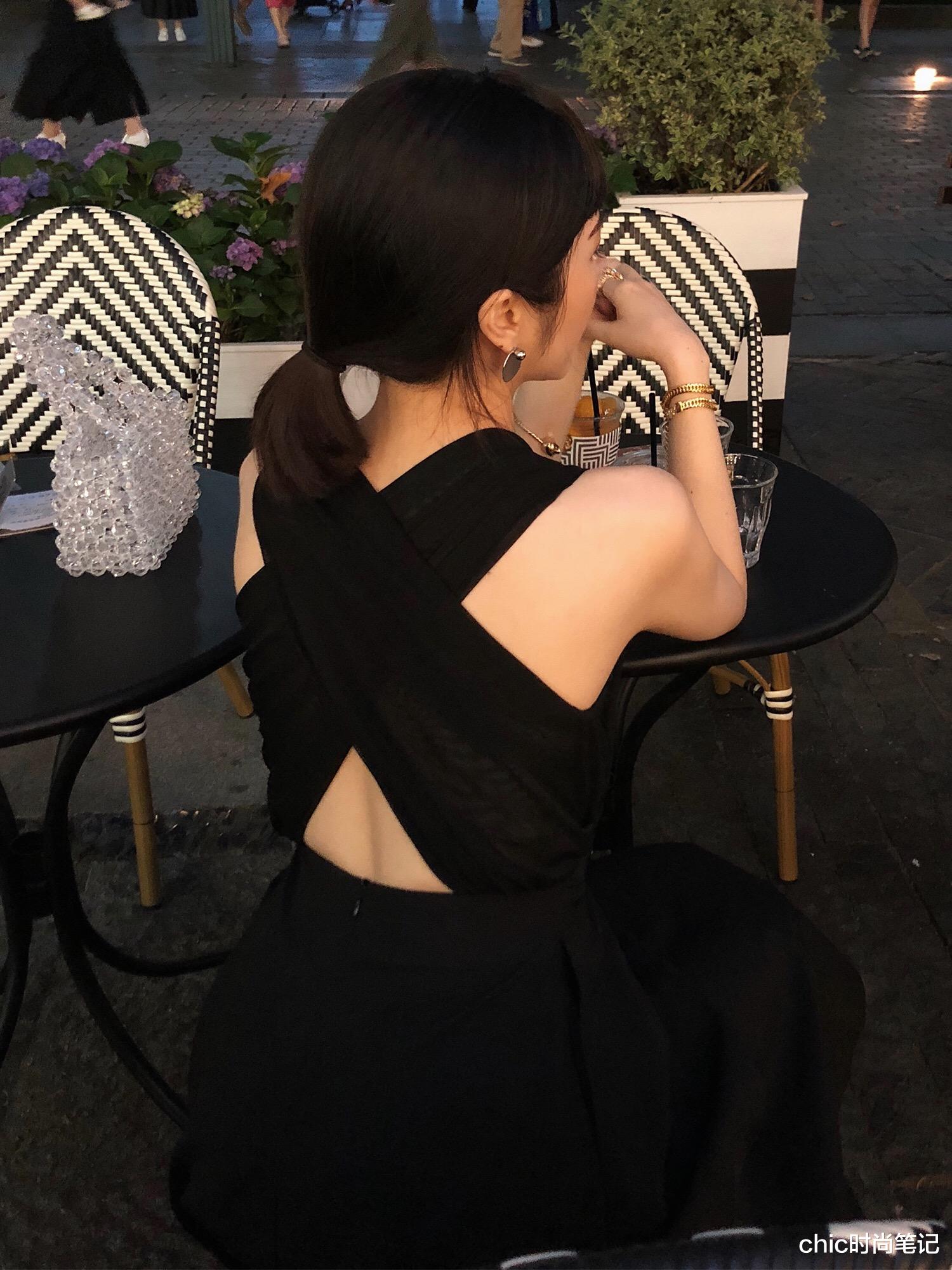 小黑裙|辛芷蕾挂脖小黑裙，表面普通，后背却惊艳温柔