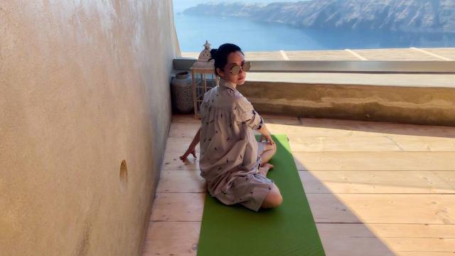 许晴|年过半百的许晴泳装出镜，宛如少女身材，网友：好想和她谈恋爱