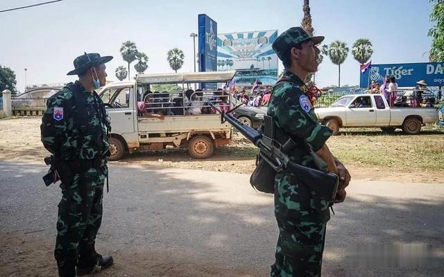見過示威的，沒見緬甸這種示威的，群眾示威地方武裝拿槍保護-圖3