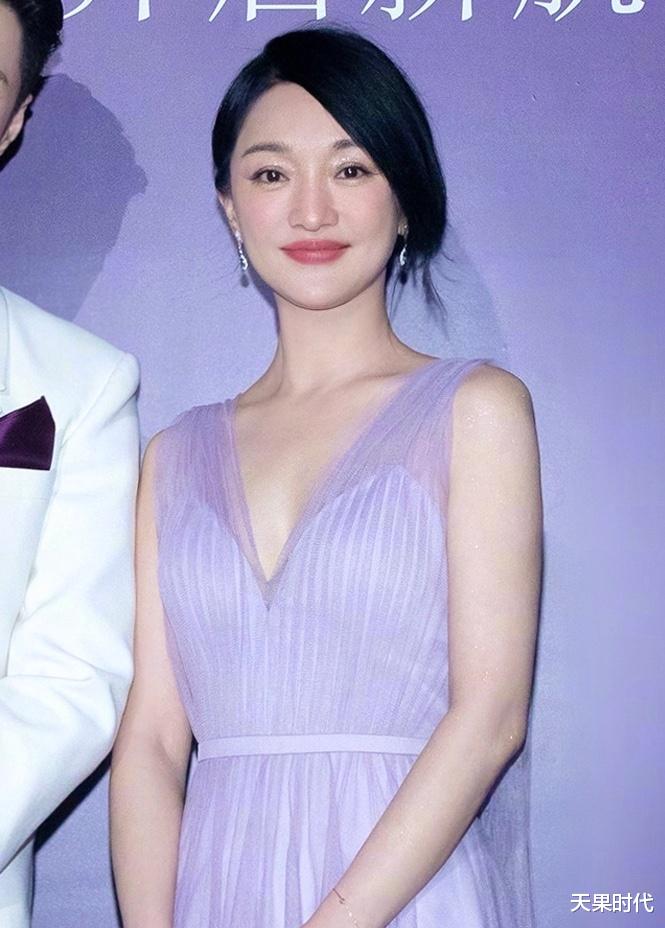 周迅|47岁周迅依旧魅力出众，一袭紫色礼裙仙气飘飘，清冷气质格外迷人