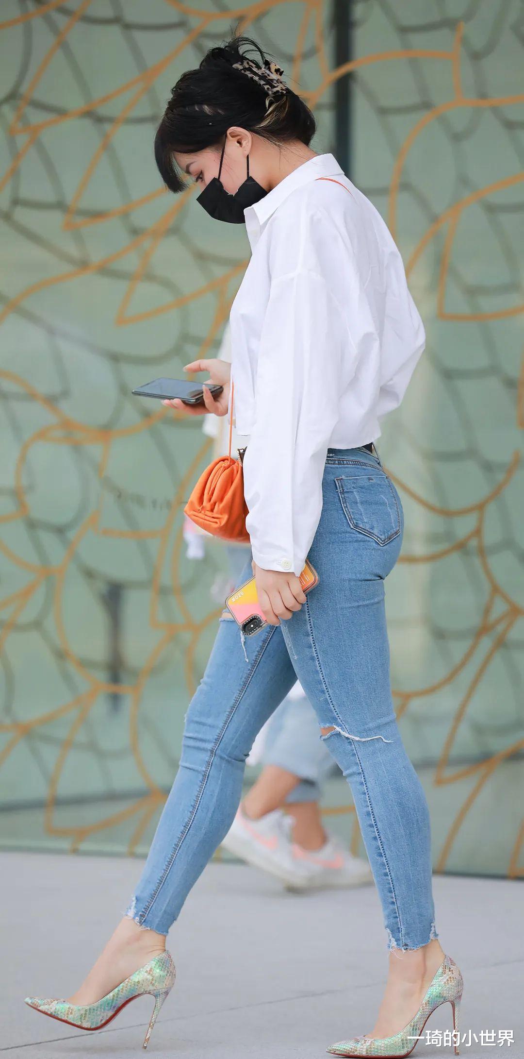 一琦的小世界 太丰满了吧,穿紧身牛仔裤,不是暴露缺点吗?