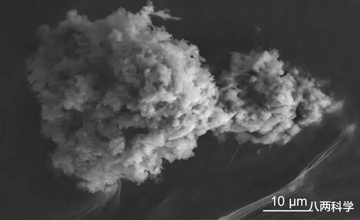 八两科学 地球每年接收5000吨外星尘埃，远超大型陨石，但地球变“轻”了！