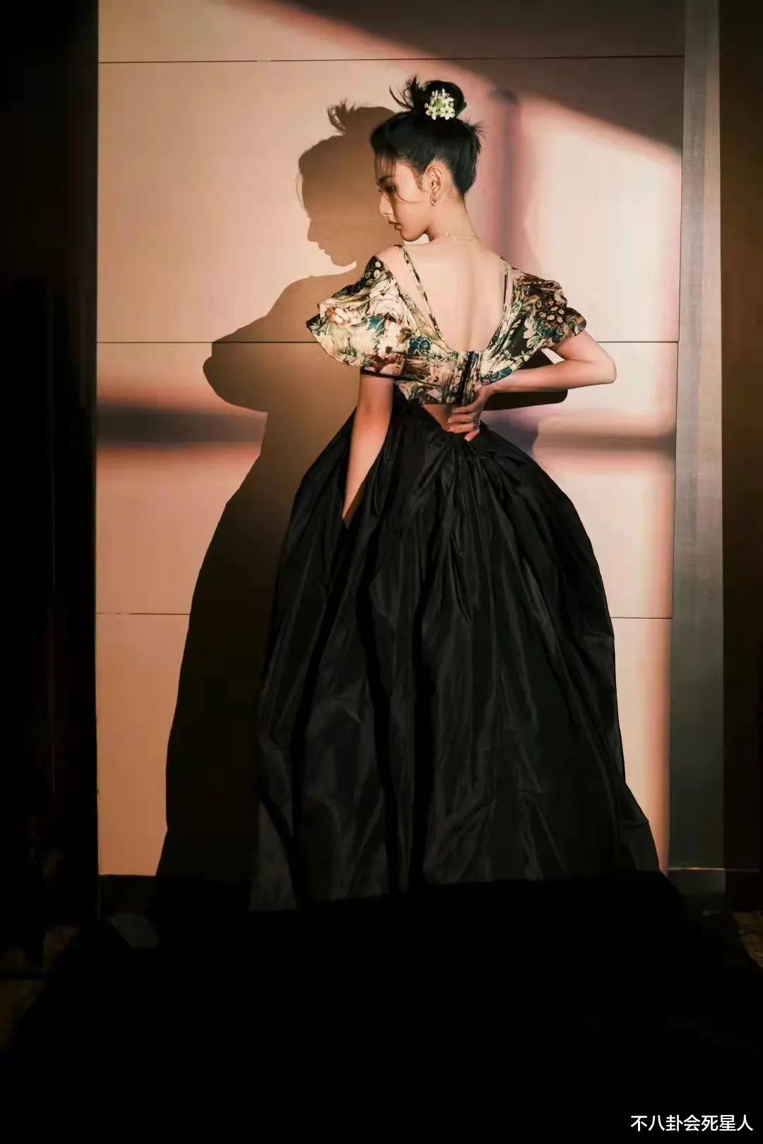 阿娇|最新红毯来了！baby似大头娃娃，阿娇臃肿成妇人，娄艺潇最美