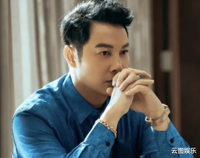 谭耀文|谭耀文晒全家福，妻子气质好子女颜值高，一家四口紧紧相拥太温馨