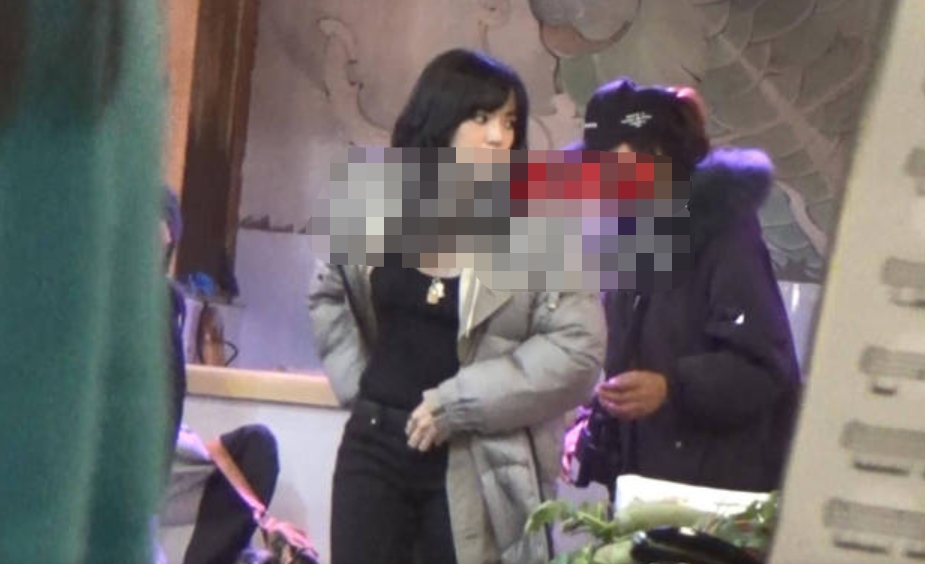 姚晨|姚晨菜市场拍戏被偷拍！化烟熏妆低头玩手机，穿紧身衣秀小蛮腰