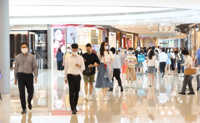 时尚风行派 熊黛林老公高调为她庆生!她连换两套自带阔太范,富豪老公超帅气