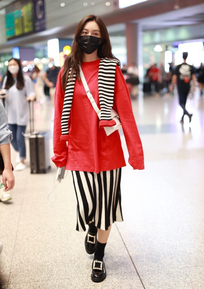红珊瑚me|沈梦辰衣品真不错，红色长上衣配黑白条纹半身裙，时髦又有格调
