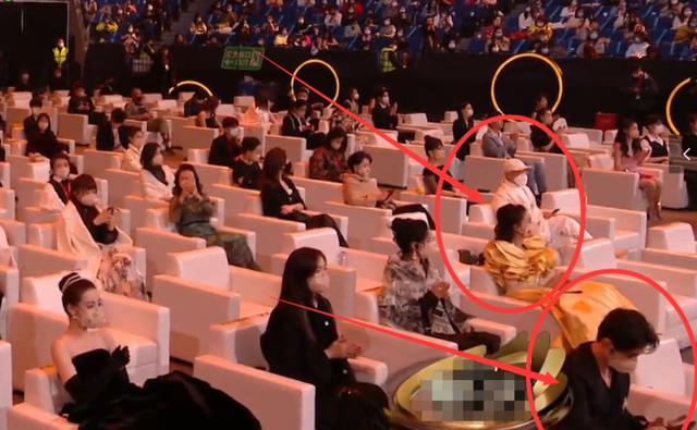 黄晓明|有种默契叫黄晓明baby，座位隔一人也互不打扰，你玩手机我找闺蜜