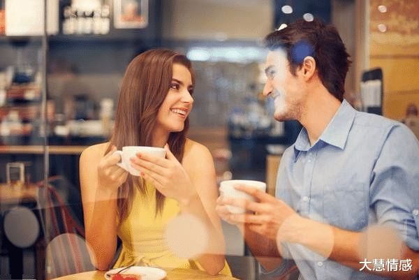 大慧情感|男人很喜欢你,会情不自禁做出一些粘人的小动作,藏不住