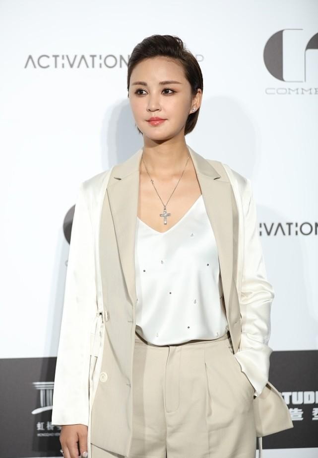 |张歆艺的“发面脸”看着还挺有气场,梳大背头露五官,让人难忽视