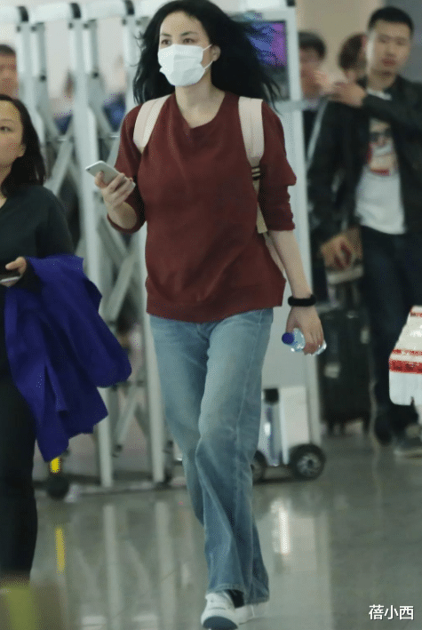王菲|王菲带二女儿李嫣走机场,又现简约穿搭,李嫣比妈妈更“佛系”