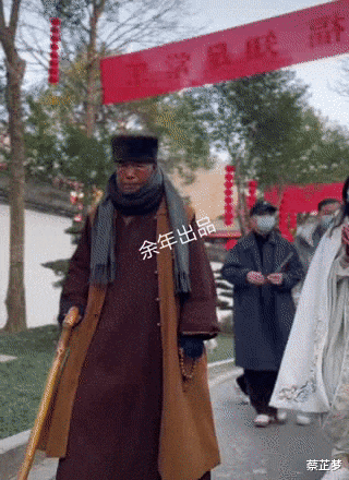 杭州一寺庙内,女子摸老和尚佛珠,老和尚直接松手离开