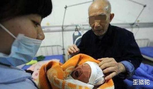 歪骆驼|高龄产妇诞下一子，看到孩子父亲，护士表示难以置信
