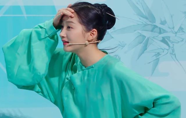 关晓彤|《王牌》史上最惨女嘉宾,生理期被浇冰水,后半场扶着腰强忍腹疼