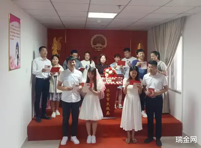 瑞金网 今天“520”！瑞金市婚姻登记处排起长龙