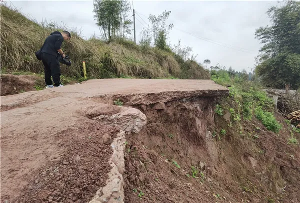 川东周末 广安区一道路塌方存隐患 村民出行难安心