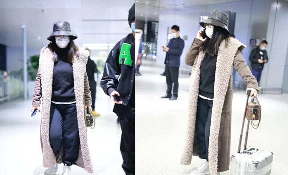 李湘|李湘富婆包袱太重！走机场穿大衣水晶鞋还拎名牌包，回头率真不低