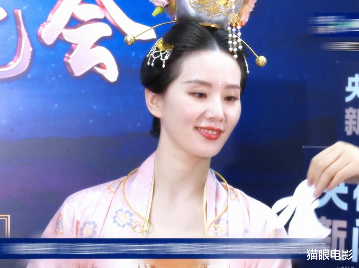 肖战|34岁刘诗诗中秋晚会造型好美，一颦一笑似嫦娥仙子，还是那个若曦