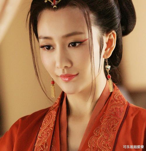 王鸥|王鸥倒立尽显完美身材，当穿高开衩裙蹲下的那一刻，网友：心动的感觉