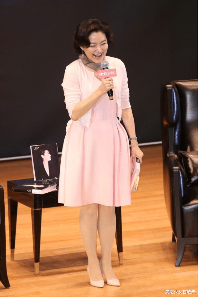 |林青霞越来越会打扮，粉嫩职场装轻轻松松穿出御姐范