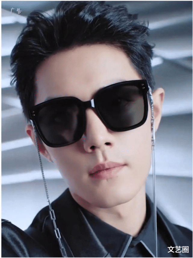 肖战|肖战被质疑种发际线，网友从工作室扒出不同时期照片发现额头变化明显