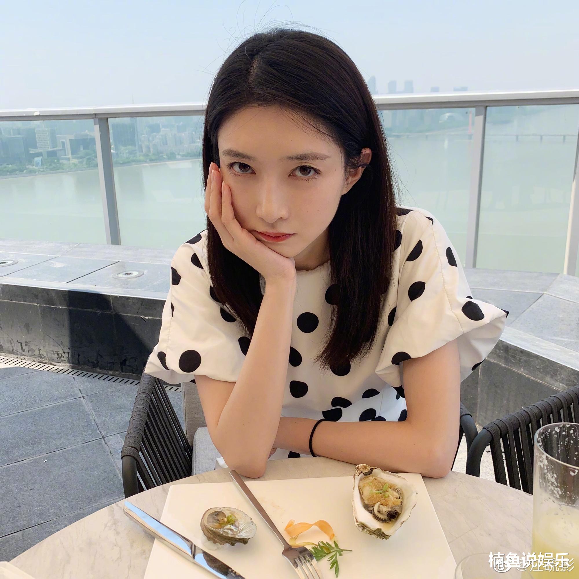 江疏影|34岁江疏影优雅迷人，低马尾搭配无袖背心，笑起来瞬间好心动