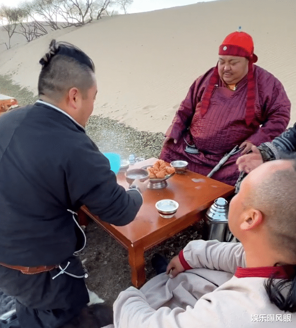 蛋白尿|400斤恩克请朋友吃饭，把树枝当作筷子叉肉，脸部发黑青斑明显