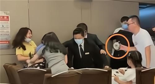 东莞两家人为抢餐位,两男打一女,拳打脚踢、水壶砸头,令人愤慨