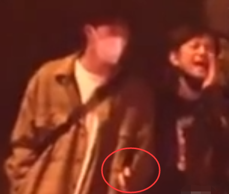 何炅|何炅与男子十指紧扣过马路?他是不是给3千万顶流大瓜挡刀了?
