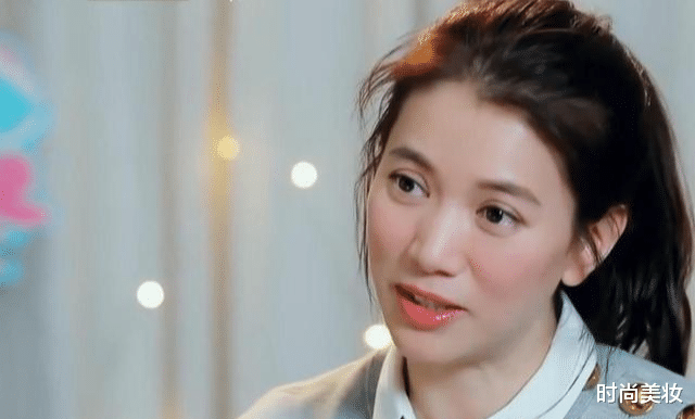 佟丽娅|49岁袁咏仪依旧“童颜”，素颜状态极好，竟然是靠它“续命”！