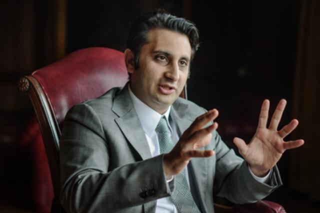 第1眼界 国难当前跑路了？印度疫情奔溃之际，印度最大疫苗厂CEO逃往英国