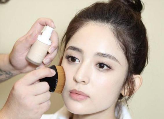 底妆 为什么化妆师化妆常用到“粉底刷”？看到妆效后，才恍然大悟！