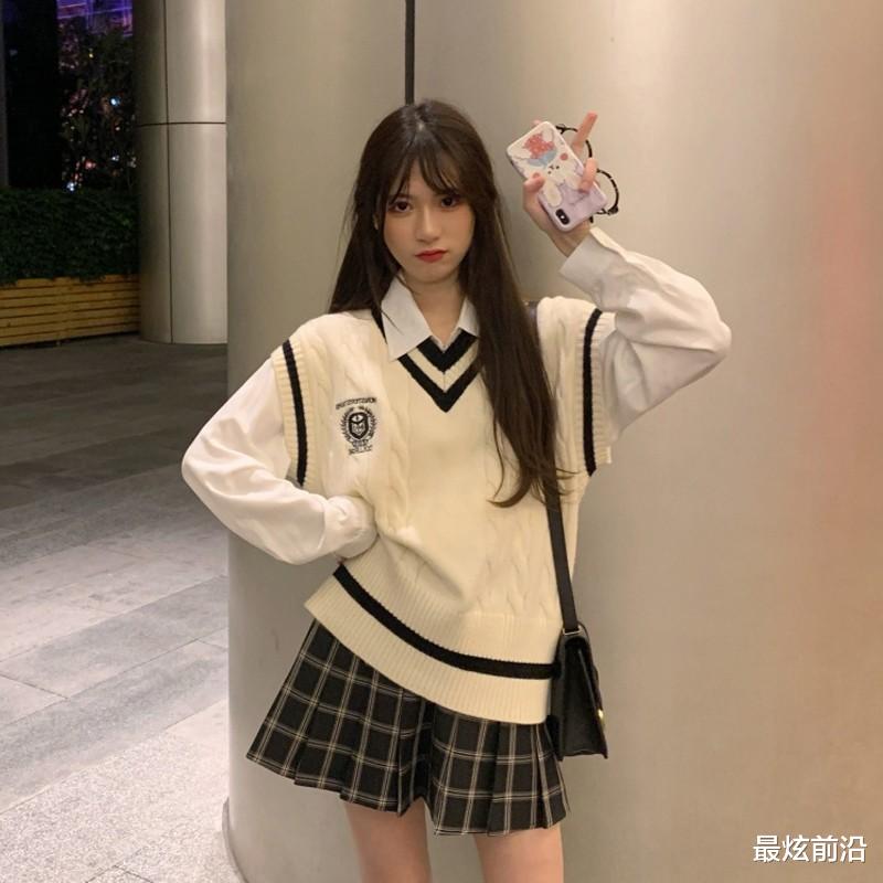 鞠婧祎|鞠婧祎太懂穿搭了，马甲搭短裤活力显瘦，不愧为“千年一遇美女”