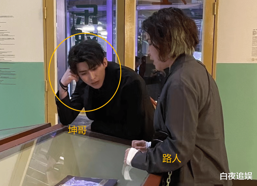 生图|蔡徐坤晚宴生图被疯传，无美颜无滤镜，怪不得都说他帅得不真实