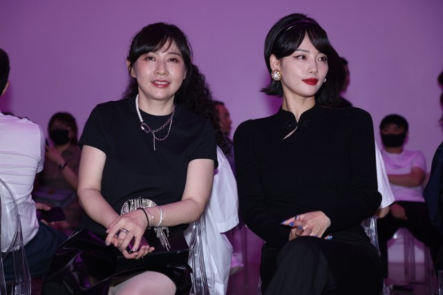 发型|张嘉倪的发型是认真的吗？做个“门帘头”挺复古，但显得有点头大